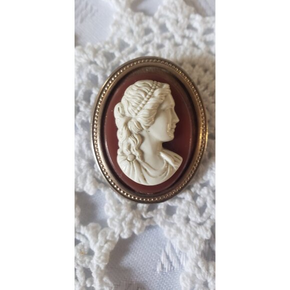 Resin Cameo Oval Gold Tone Frame Cameo White Lady Cameo on Reddish Brown - Picture 2 of 10